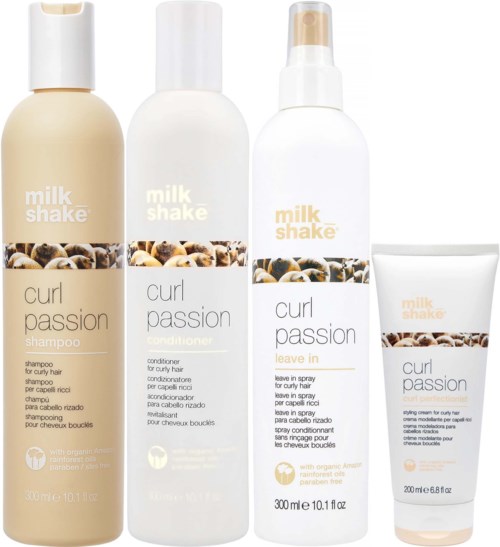 Vier haarproducten met 'milk shake'-label voor krullend haar: shampoo, conditioner, leave-in spray en finishing crème.