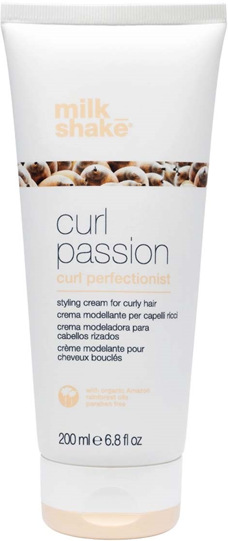 Eine weiße Tube mit Milk Shake Stylingcreme für lockiges Haar, genannt Curl Passion, mit Bildern von Locken und Text auf der Verpackung.