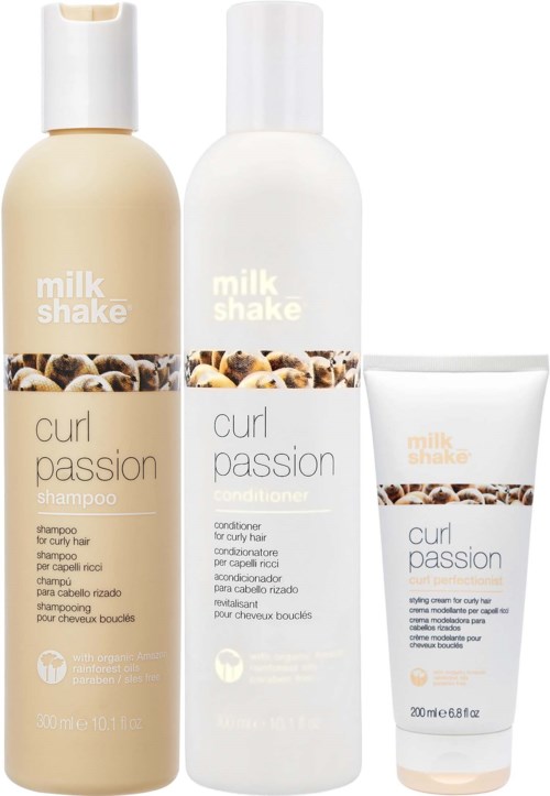 Drie haarproducten: shampoo, conditioner en stylingcrème, allemaal met 'curl passion' label en koffieboonontwerp.