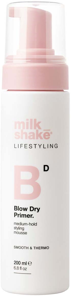 Een witte fles met roze dop en pomp. Het is een haarprimer genaamd 'milk shake' voor stylen en glad maken van haar.