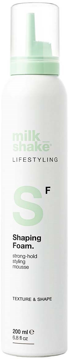 Een witte fles met pomp, gelabeld 'milk shake LIFESTYLING S F Shaping Foam, sterk houdende stylingschuim, 200ml.'