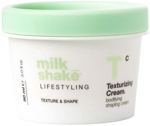 Een container met texturiserende crème met groen deksel en witte basis, gelabeld voor vormgeven en lichaamsvorm.