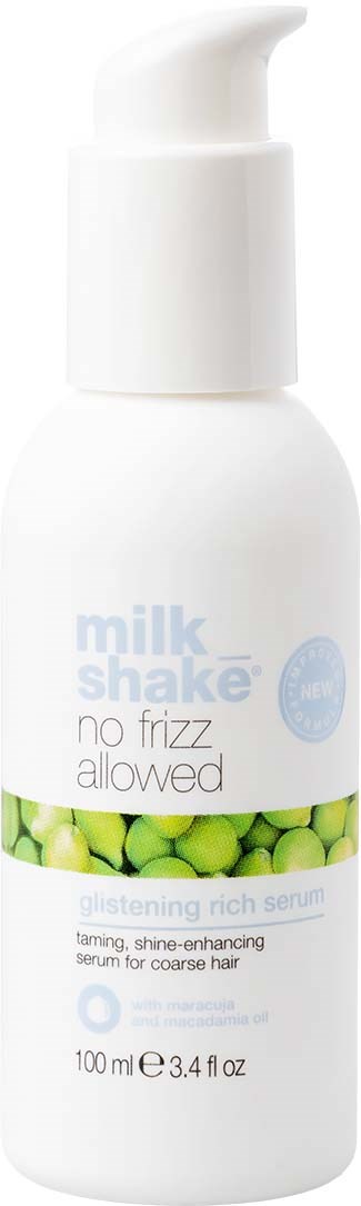 Een witte fles met een pomp, met label 'milk shake no frizz allowed', bevat een serum voor dik, glanzend haar.