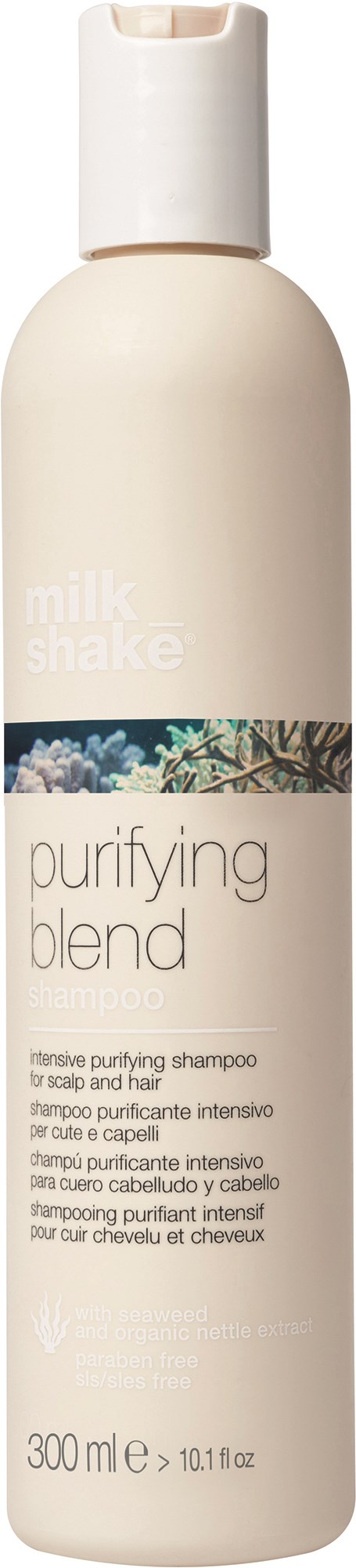 Een witte fles met label 'Purifying Blend' en 'milk shake'. Het lijkt op shampoo voor haarreiniging.