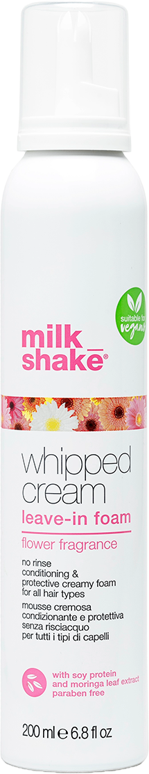 Een witte fles met roze en groene labels, promotie van whipped cream leave-in schuim met bloemengeur. 200 ml.