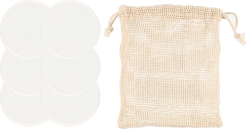 Seks hvite runde sminkfjernerputer og en liten beige nettveske.