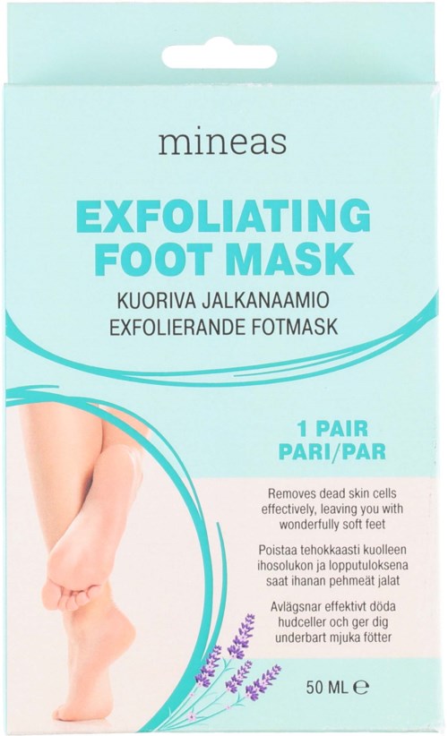 Et lyseblått og hvitt paket for exfolierende fotmaske med bilde av bare føtter og lavendel. Tekst på flere språk.