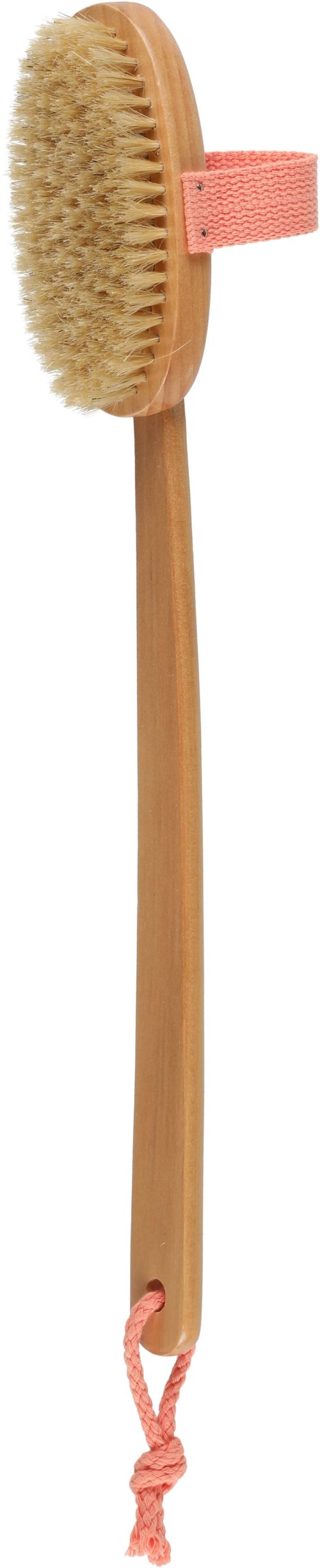 En lång träbadborste med mjuka borst och ett rosa band nära toppen, samt en rosa ögla längst ner.