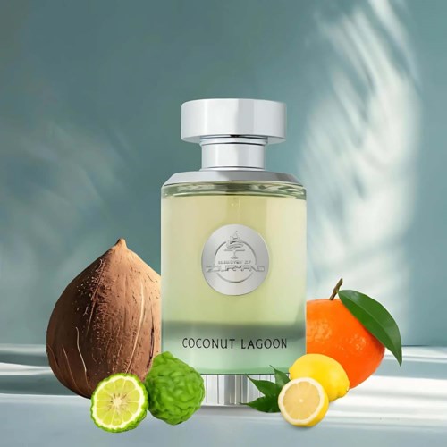 Een parfumfles met de naam 'Coconut Lagoon' omgeven door kokosnoot, bittere meloen, citrusvruchten en een sinaasappel met groene bladeren.