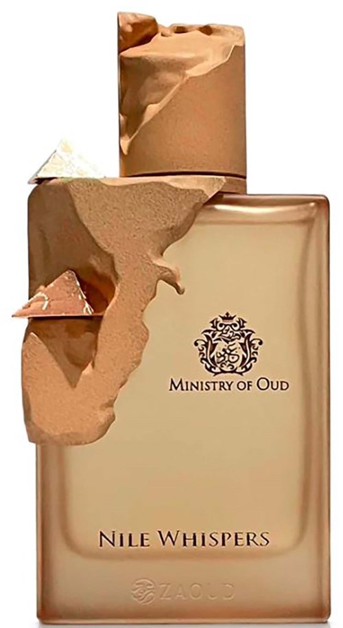Een parfumfles met label 'Nile Whispers' van 'Ministry of Oud' met kapot papier en klei erop.