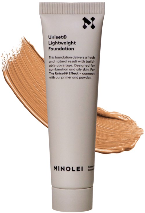 En vit tub med Minolei Lightweight Foundation med ett beige färgprov bakom.