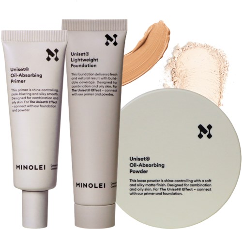 Makeup-produkter med primer, foundation, puder och två tuber visas med lite löspuder och kräm.