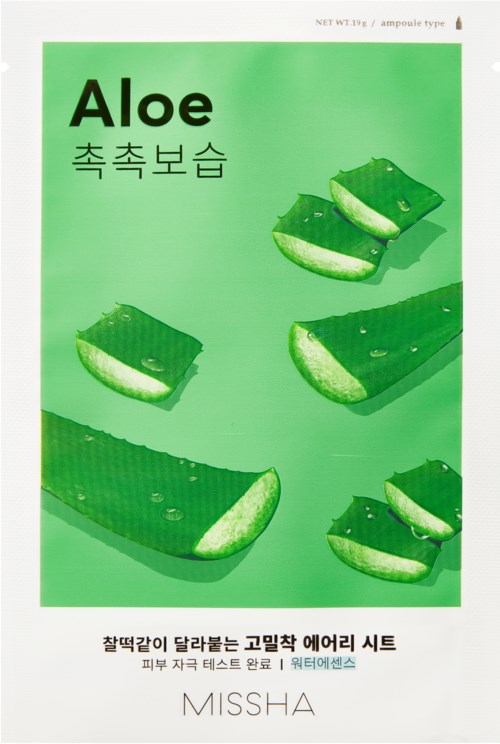 Groene achtergrond met afbeeldingen van aloë vera-slices. Tekst in het Engels, Koreaans en andere talen. Merknaam Missha onderaan.