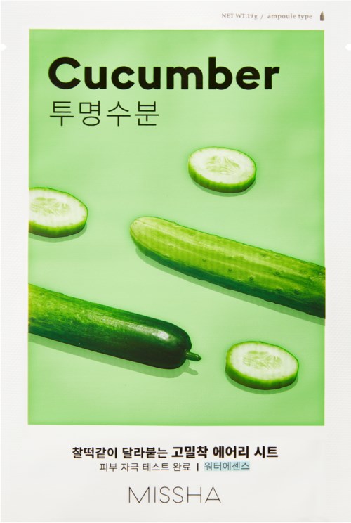 Groene komkommers en komkommerslices op een heldergroene achtergrond met Koreaanse en Engelse tekst.