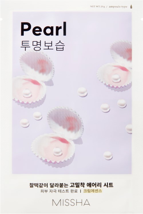 Een witte verpakking met afbeeldingen van schelpen met parels en tekst in het Engels en Koreaans, voor huidverzorging.