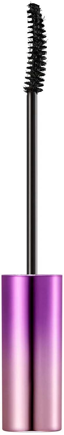 Een mascara borsteltje met een paarse en roze tube. Het borsteltje is gebogen en heeft veel haren.