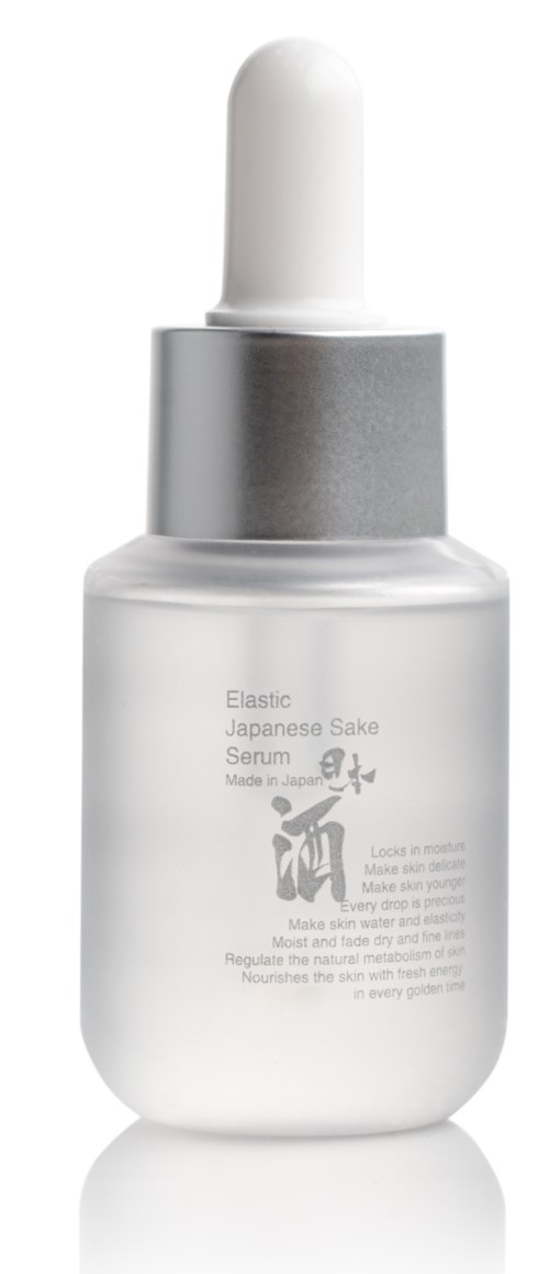 Een heldere fles met pipette deksel, gelabeld als Japanse Sake Serum, bevat een witte vloeistof.