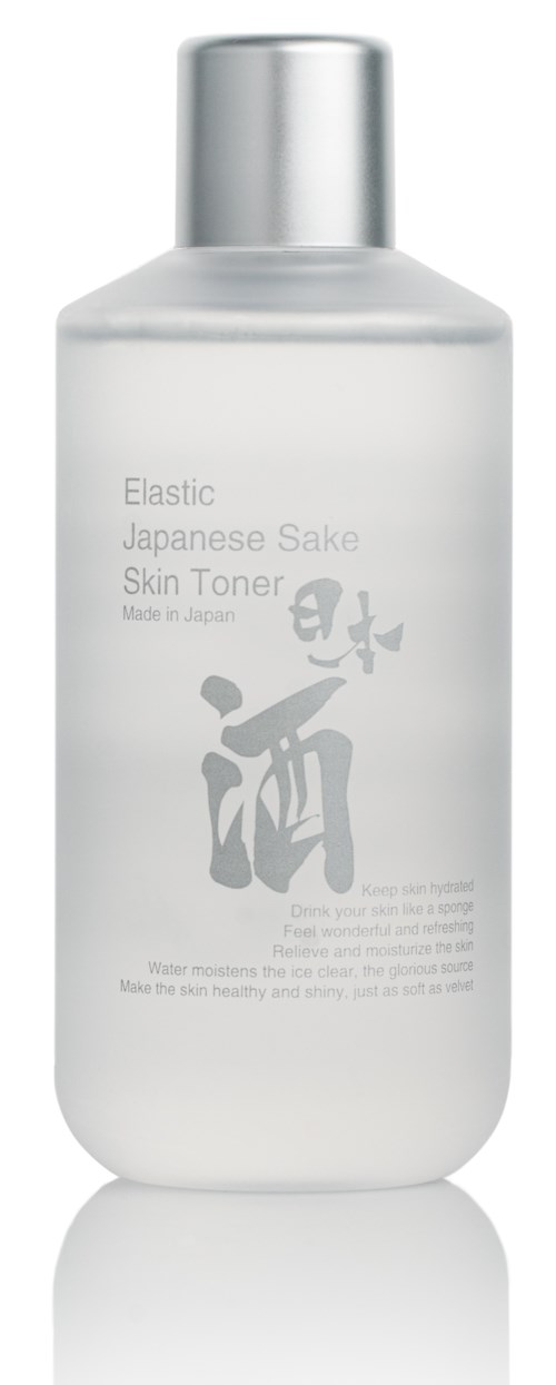 Witte fles met zilveren dop, gelabeld 'Elastic Japanese Sake Skin Toner,' bevat Japanse teken en tekst over hydratatie.