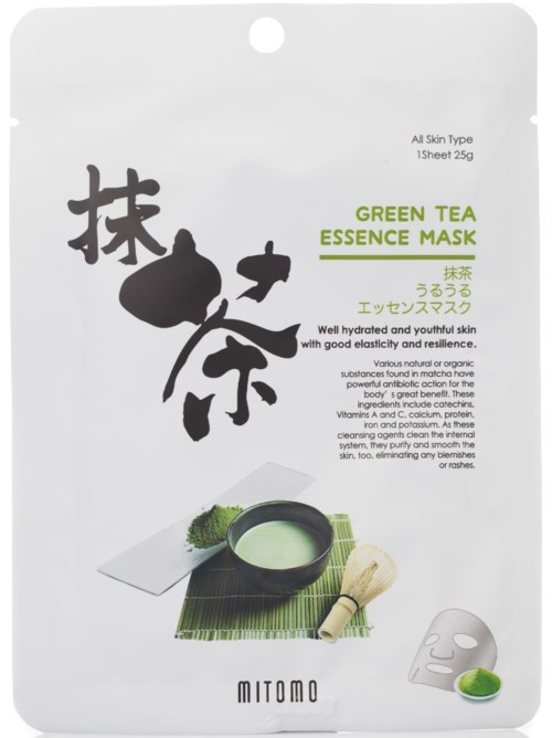 Verpakking voor een groene thee-essence masker met een kom groene thee, een handdoek en een klein gezichtsmaskerblad.