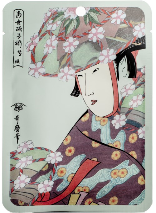 Een vrouw in een kleurrijke kimono met een grote, versierde hoed met roze kersenbloesem.