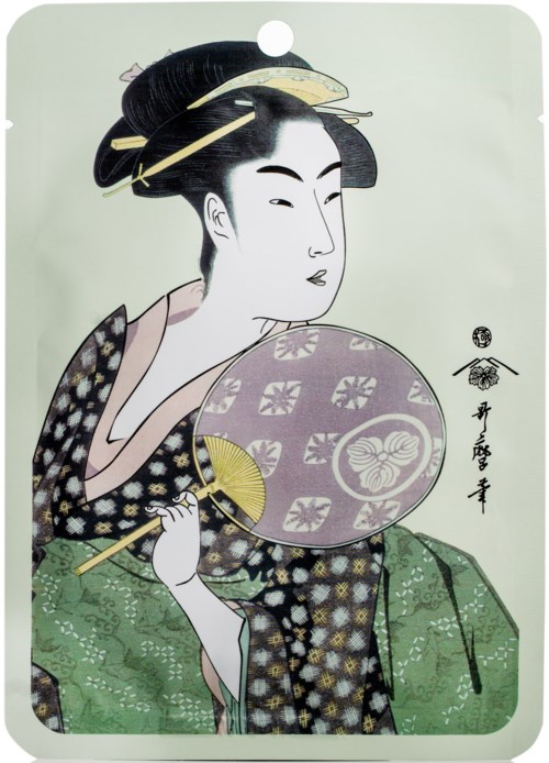 Een traditionele Japanse vrouw in kimono die een waaier vasthoudt, met gestyleerd haar en verfijnde sieraden.