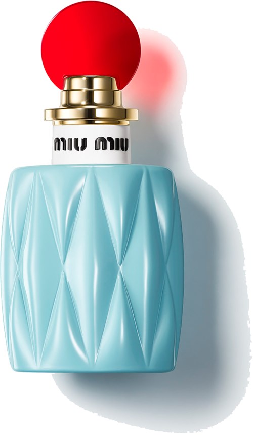 Een designer parfumboteltje met blauwe geometrische glazen, een gouden kap en een rode bal bovenop.