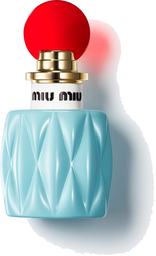 Een parfumfles met een blauwe, getextureerde body, gouden hals, rode boldop en merknaam Miu Miu.