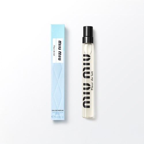 Miu Miu parfum in een doorzichtige fles met zwarte dop, naast een blauwe doos. Elegant en eenvoudig ontwerp.