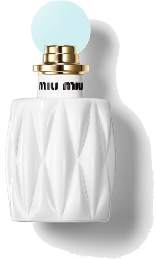 Een witte parfumfles met een gouden dop en een lichtblauwe bol, versierd met een geometrisch patroon.