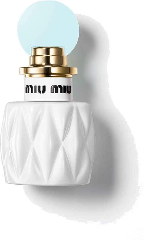 Een witte parfumfles met een gouden dop, getextureerd oppervlak en een lichtblauwe bal bovenop. Miu Miu-logo zichtbaar.