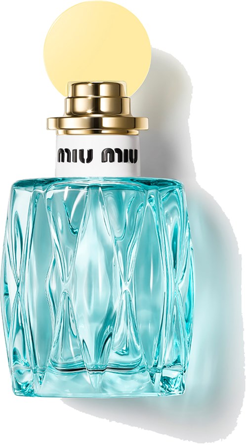 Een stijlvolle parfumfles met geel deksel, blauwe glazen fles en Miu Miu-merklabel.