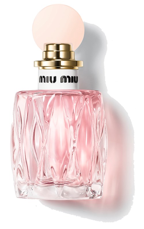 Een roze glazen parfumfles met een ronde, witte dop en een gouden ring vlak onder de dop. Het merk Miu Miu is zichtbaar.