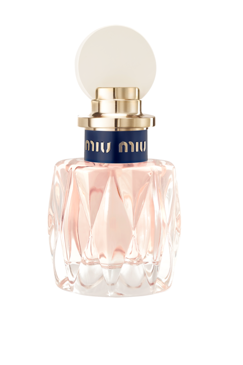 Een parfumfles met roze vloeistof, een ronde witte dop en blauwe en gouden accenten rond de hals.