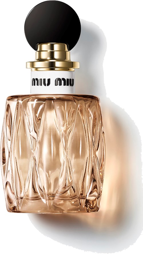 Een parfumfles met een zwarte ronde dop, gouden details en een getextureerde glazen body met 'Miu Miu' in het midden.