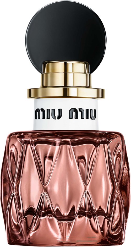 En glassparfyme-flaske med svart lokk, gullbånd og Miu Miu-logo, fylt med rosa væske.