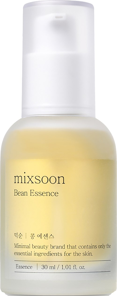 Een kleine witte fles met pomp, gemarkeerd als Mixsoon Bean Essence, bevat gele vloeistof. Het is een huidverzorgingsproduct.