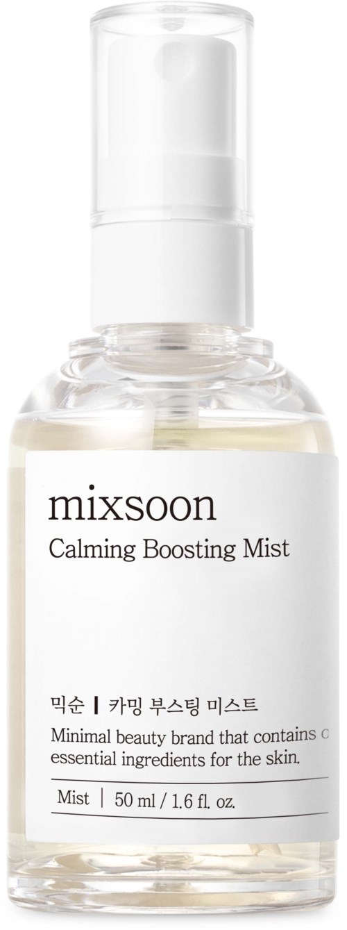 Een heldere sprayfles met label 'mixsoon Calming Boosting Mist' met 50 ml inhoud, bevat kalmerende huidingrediënten.