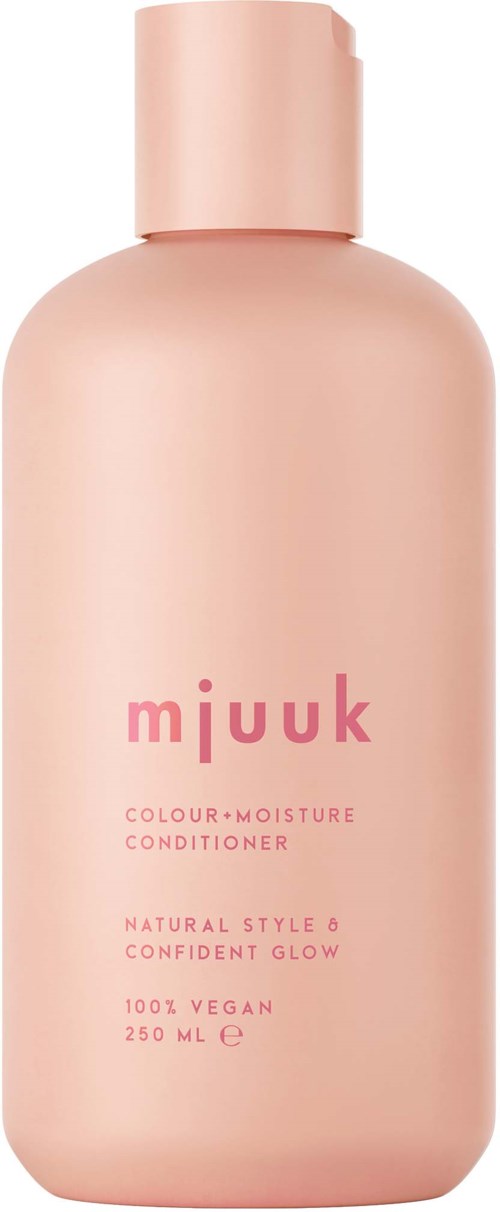Een roze fles MjUUK-conditioner, aangeeft dat het veganistisch is, voor kleur en vocht, met een eenvoudig ontwerp.