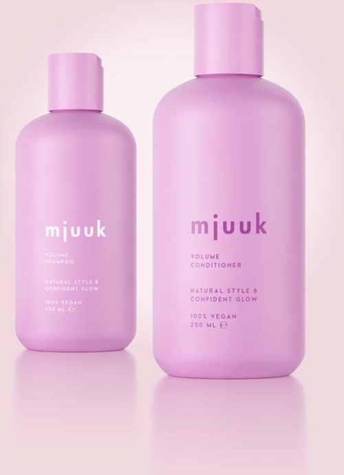 Twee roze flessen gemarkeerd "mjuuk", één kleiner en één groter, met minimale tekst voor haarverzorging.