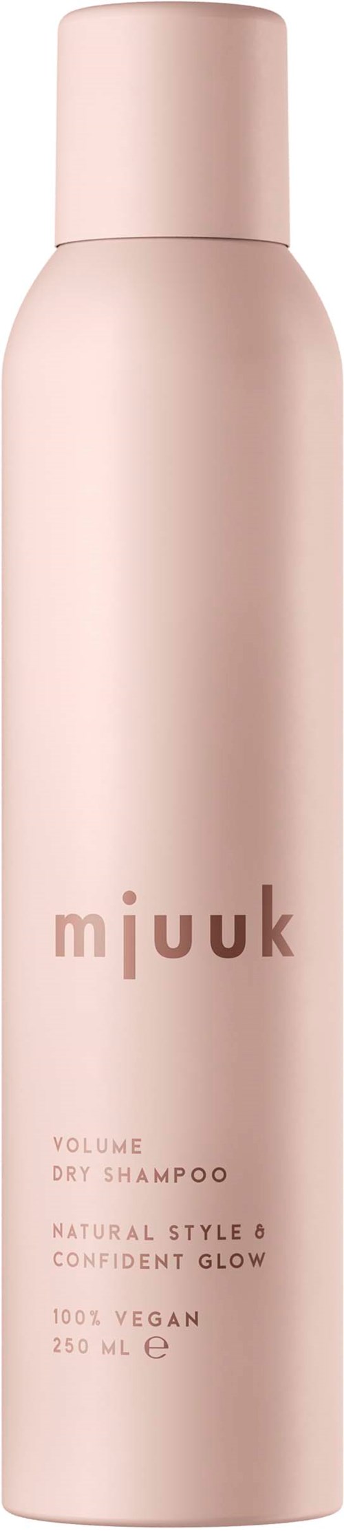 Een lichtroze fles Mjuuk droogshampoo met tekst over vegan ingrediënten en natuurlijke stijl.