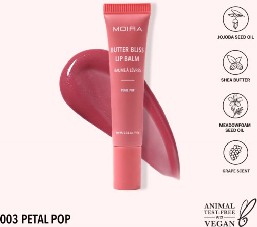 Vaaleanpunainen huuliraspatube, jossa lukee 'Moira Butter Bliss Lip Balm Petal Pop', ja taustalla on huuliväri. Sisältää luonnollisia öljyjä.