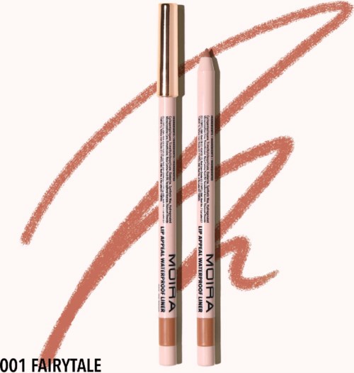 Twee lipliners, één met een goudkleurige dop, gemerkt 'Fairytale' en 'MUA'. Ze liggen op een lichte achtergrond met roze schetsen.
