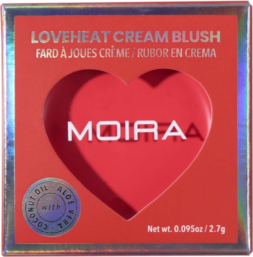 Punainen laatikko, jossa sydämen muotoinen ikkuna ja poskipuna sisällä. Teksti mainitsee "Loveheat Cream Blush" ja "moira."