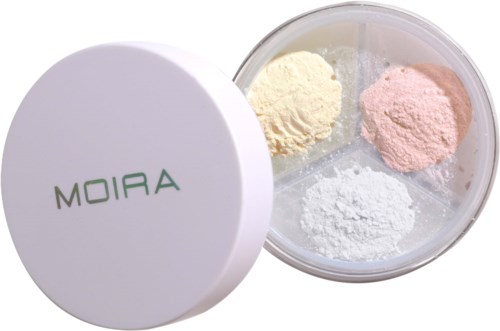 En vit rund behållare med tre olika pastellfärgade pulver inuti, märkt "MOIRA" på locket.