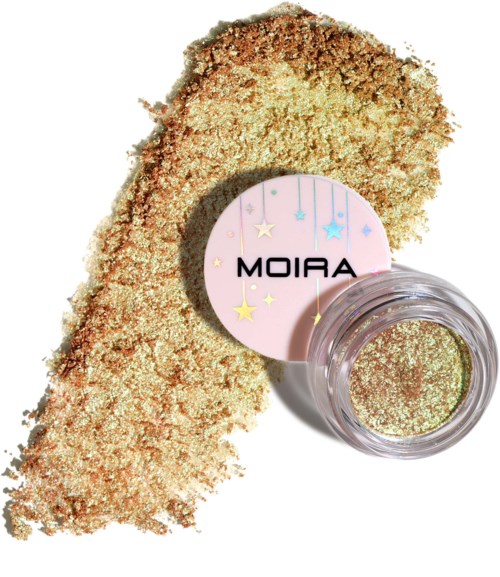 Goldfarbener loser Glitzer mit einem pinkfarbenen Etikett 'MOIRA' und einem kleinen Glas Behälter, auf weißem Hintergrund.
