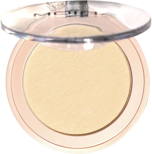 En rund, beige ansiktspudder i en rosa kompakt med klar lokk.