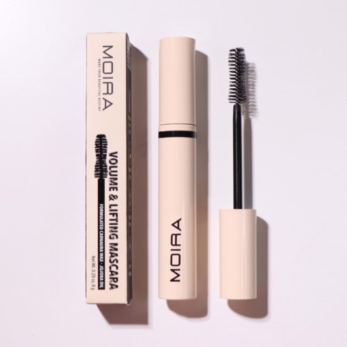 Mascara und Wimpernbürste mit schwarzen Borsten, neben Verpackung mit Text. Minimalistisches Design und neutraler Hintergrund.
