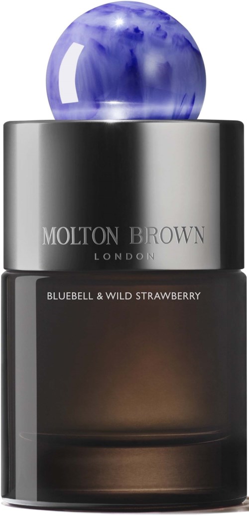 Een zwart flesje met een blauwe en witte bal erop, gelabeld Molton Brown London, met geur van blauwe bes en wilde aardbei.