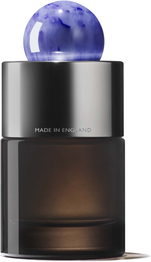 Een donkere fles met een zilverkleurige dop en een paarse marmer op de dop, met "MADE IN ENGLAND" geschreven.