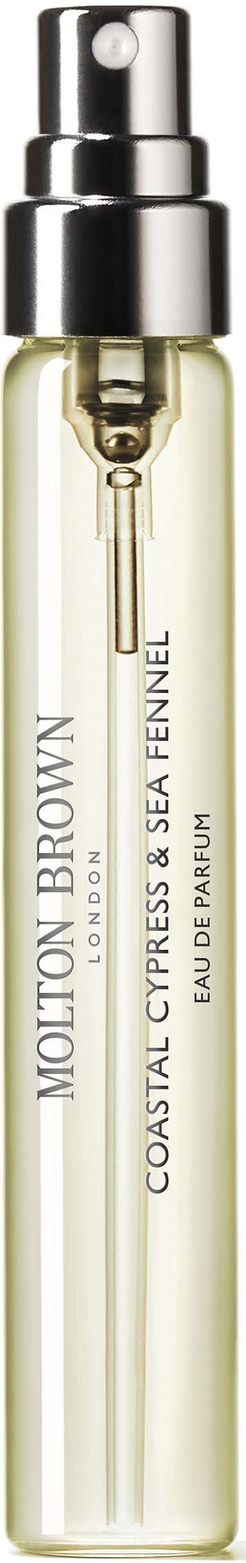 Eine lange, klare Parfümflasche mit Silberpumpe und Etikett mit dem Text Molton Brown Coastal Cypress & Sea Fennel.